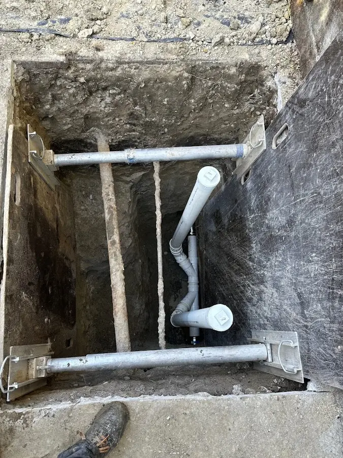Experienced plumber completing Drain Cleaning work in Peralta